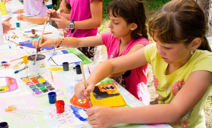 «Мы ходили в походы и играли в злую паспортистку». Восстановится ли лагерь для детей-сирот после ограбления