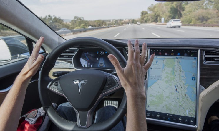 Новые автомобили будут проще, чем смартфон. Но машина на автопилоте так же опасна, как и любая другая