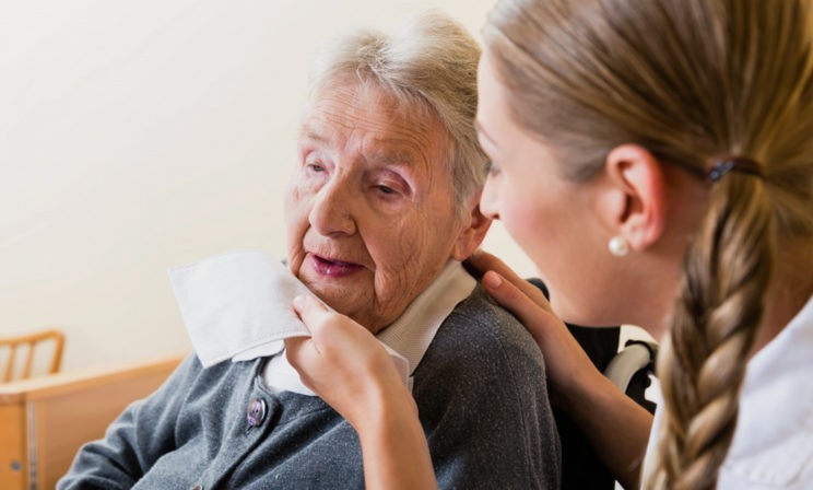 «Моя бабушка превратилась в ребенка без будущего». Каково ухаживать за близким человеком с деменцией