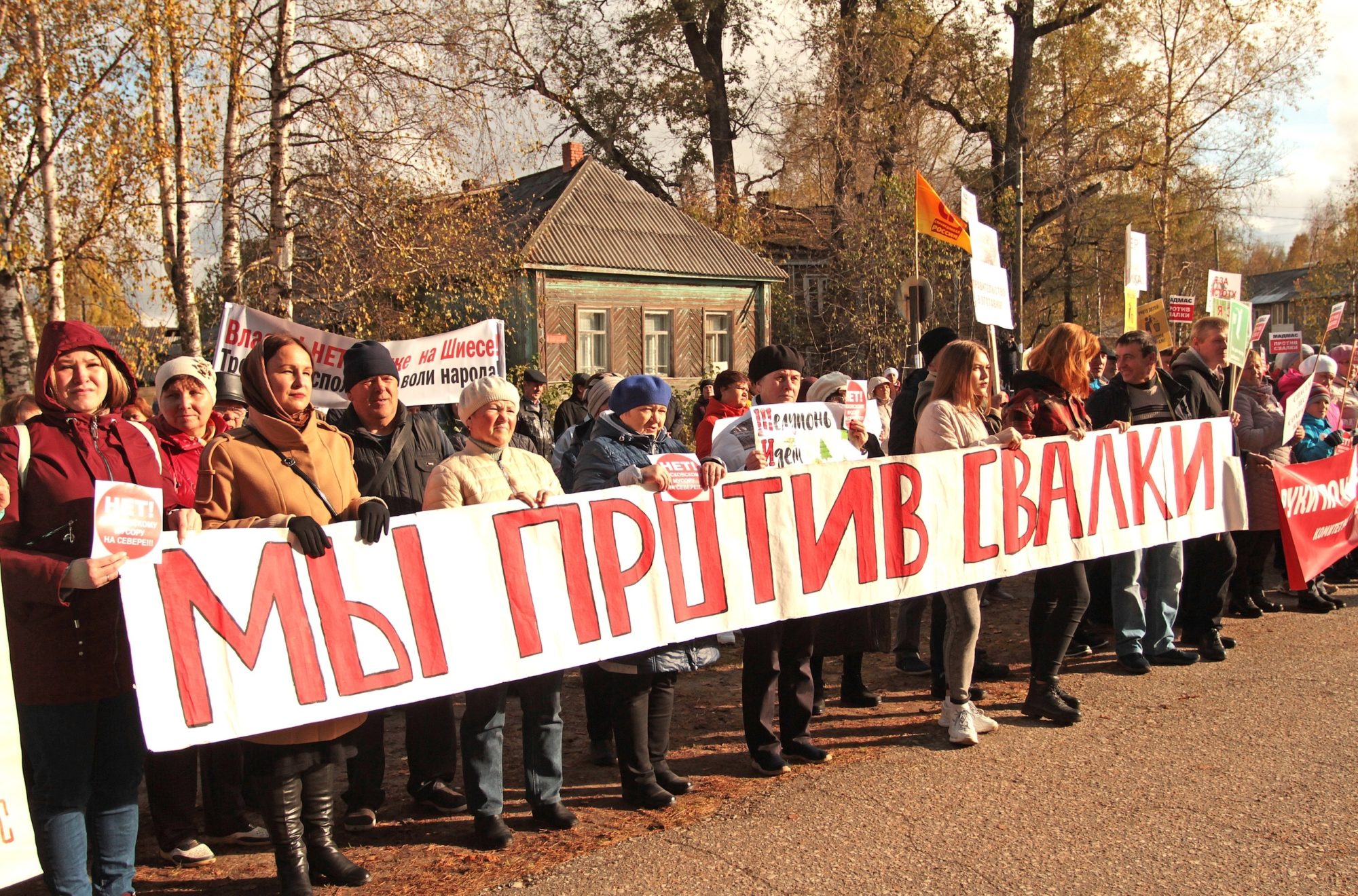 против мусорного полигона. митинг против мусорного полигона калачинск. мусорный полигон митинг. мусорный полигон митинг. митинг против мусорного полигона под красноярском летом.