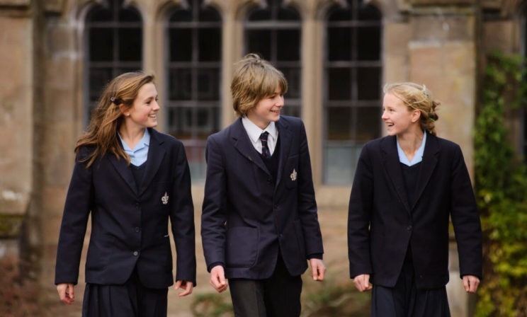 «Без оценок, учебников и ранцев». Все ли прекрасно в британской школе и с чем там приходится мириться