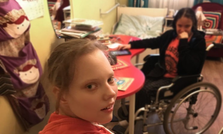 «Новые маугли, говорящие матом». Что на самом деле происходит в социальных приютах псковской глубинки