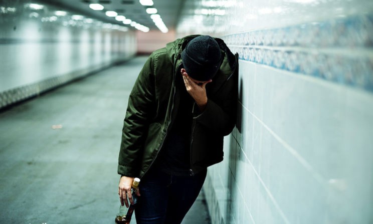 «Не переставайте считать себя алкоголиком». Что нужно больному вместо ярлыка и нашего приговора