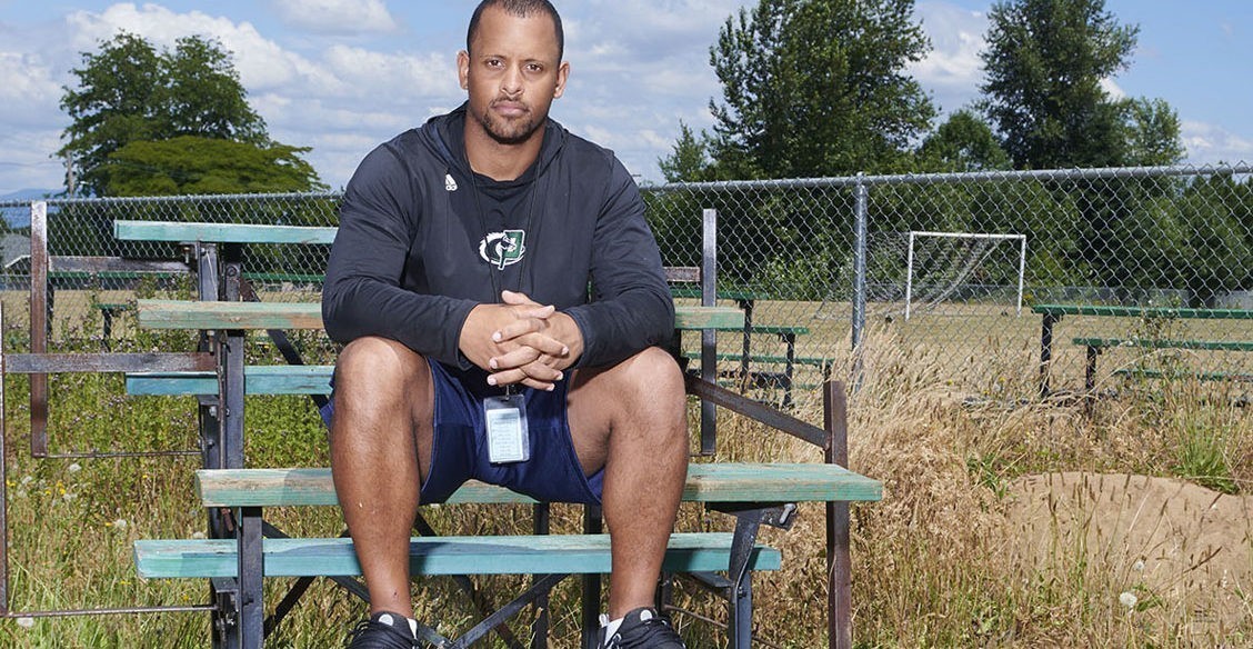 Подросток ворвался в класс с пистолетом. Но учитель отнял оружие, крепко обнял его и спас всех