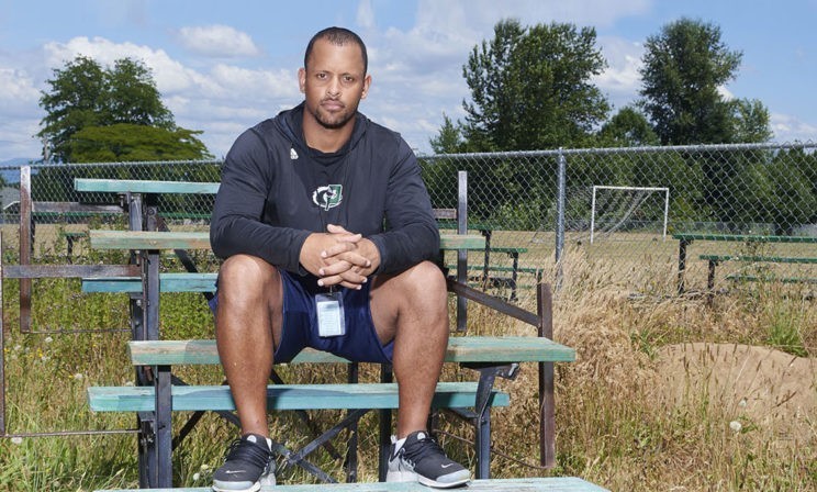 Подросток ворвался в класс с пистолетом. Но учитель отнял оружие, крепко обнял его и спас всех