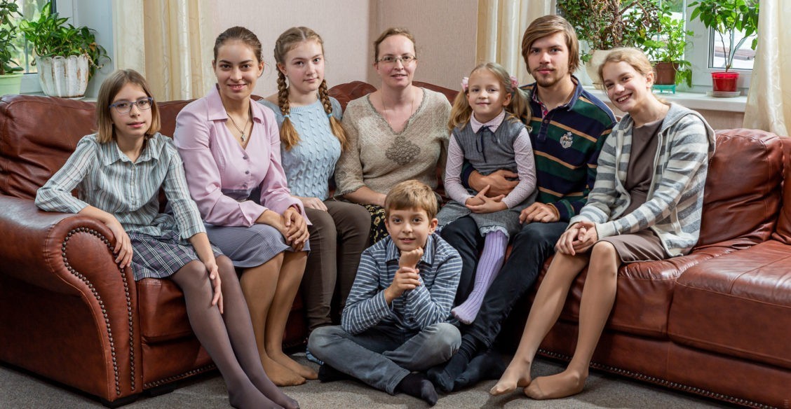 «После химии муж ехал на работу, он очень любил жизнь». Как живет мама семерых детей после потери супруга