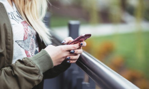 «Мои воспоминания остались на дне реки». Девушка уронила в воду смартфон с сообщениями покойного отца, но через год он к ней вернулся