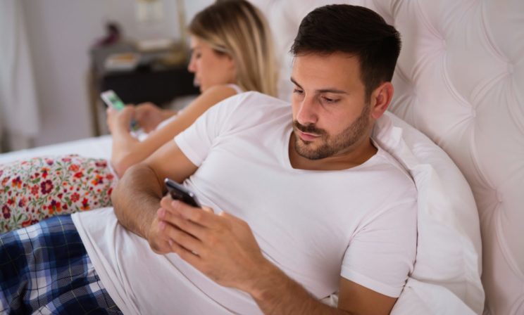 «Когда у нас есть лишняя минута, мы достаем телефон». Как наполнить время тем, что действительно важно