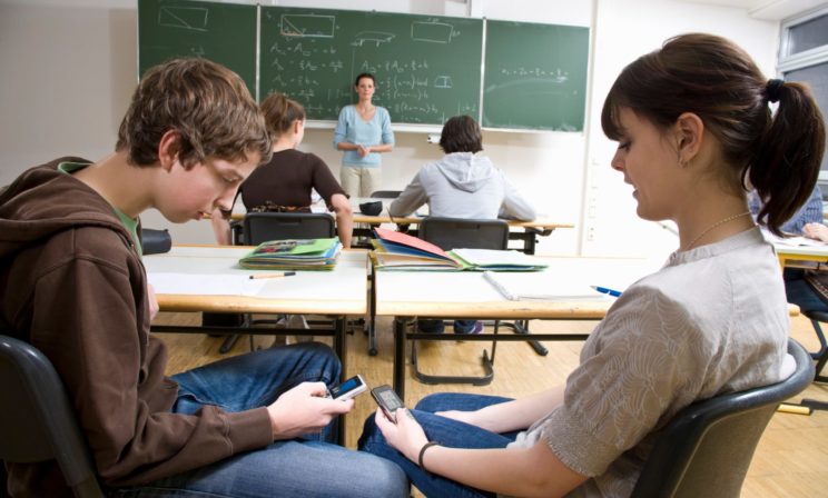 Впереди экзамены, а у вас – поток эсэмэсок: «Как дела, детка?» Чем заняться в последний школьный год