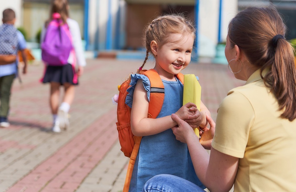 Ребенок собирается в школу. Женщина провожает в школу. Картина родители готовят домашнее задание. Родители собирают ребенка в школу. Родители первоклассников.