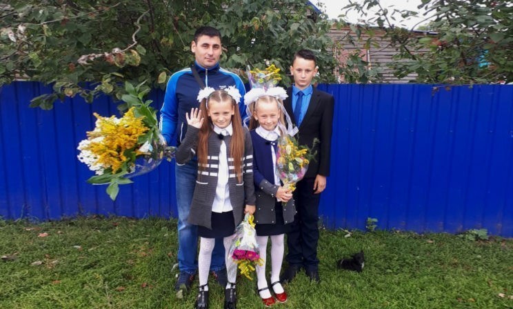 «Я огорчил тех, кто думал, что я сопьюсь». Две истории многодетных отцов, переживших смерть жен