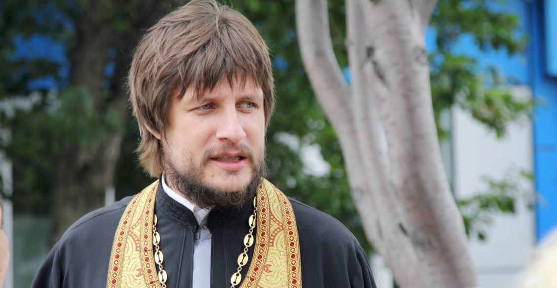 «Книгу проглотил за два дня». Как сахалинский священник читал «Силу и славу» в переводе Меня