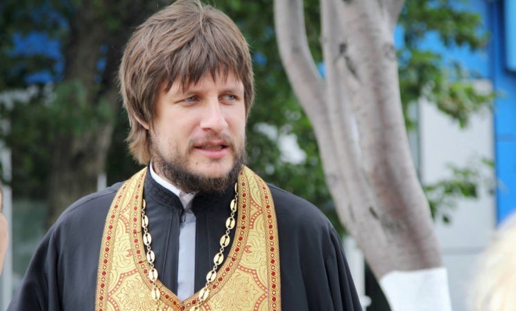 «Книгу проглотил за два дня». Как сахалинский священник читал «Силу и славу» в переводе Меня