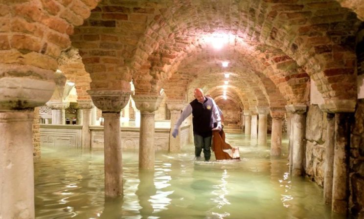 В Венеции самое сильное наводнение за 50 лет. Инструкция для гостей города