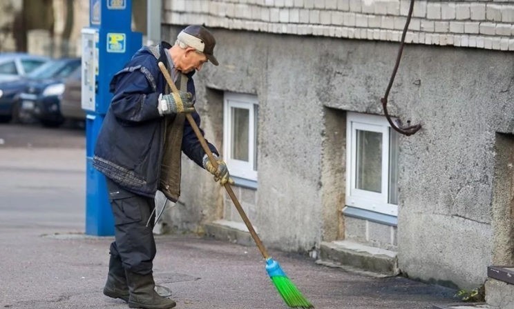 Улицы подметают бывшие депутаты и педагоги. Дворники — анонимно и честно о своей работе