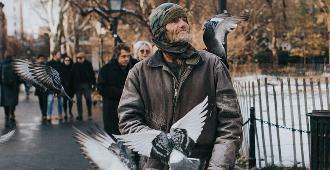 «Лежу, словно тюфяк, а на помощь позвать не могу». Как бомж по привычке беременную спас