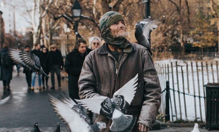 «Лежу, словно тюфяк, а на помощь позвать не могу». Как бомж по привычке беременную спас