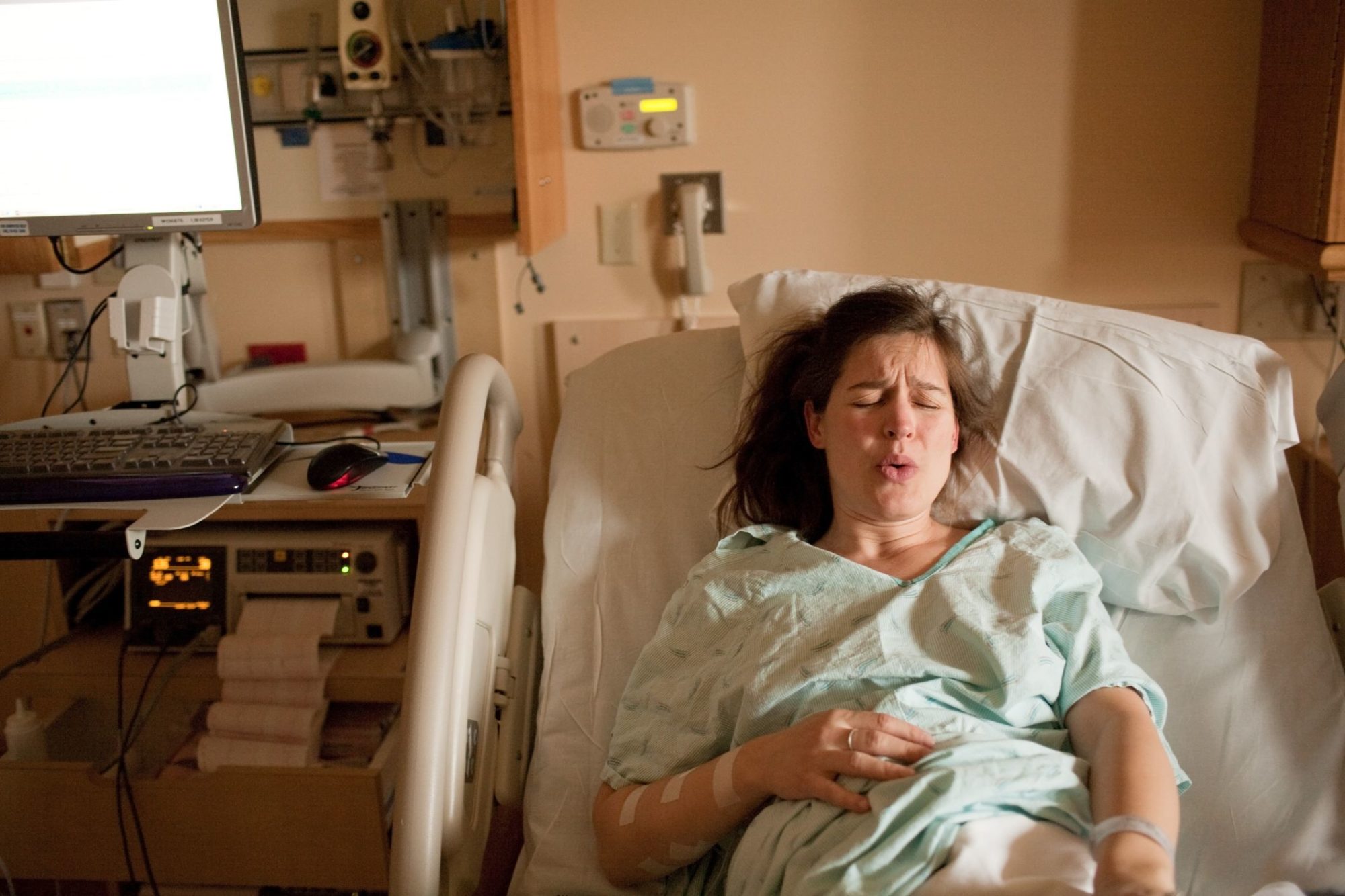 Жена рожай второго. Беременные женщины рожают с болью. Беременные женщины рожают в больнице боль.