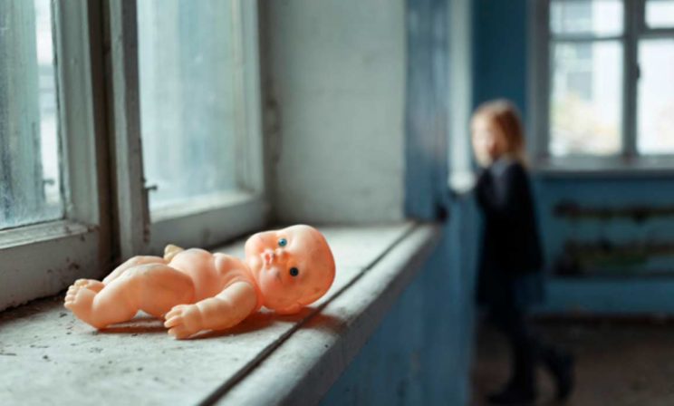 «Она тебя бросила!» – орали соцработники. Как я искала маму