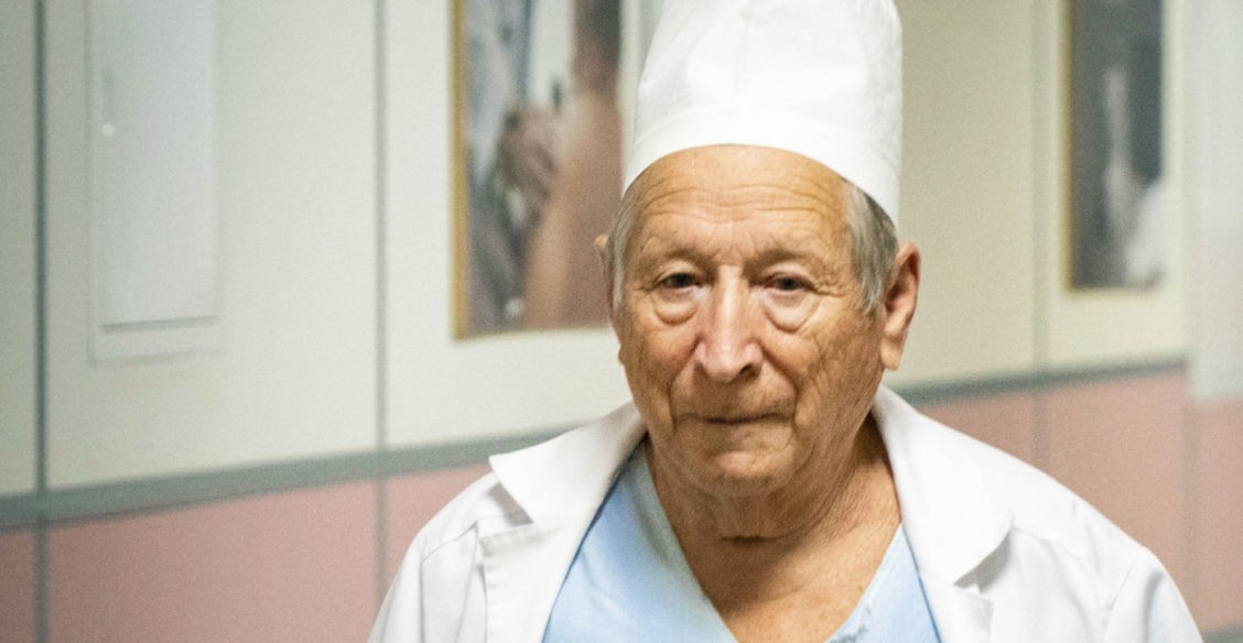 Врач, который провел 30 тысяч анестезий. В 89 лет он реанимирует, пишет и стоит на голове
