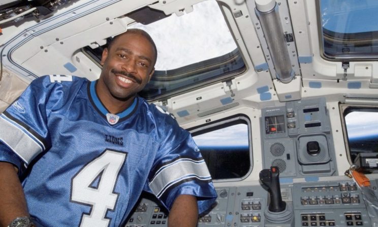 Играл в футбол, устроил взрыв и пошел работать в НАСА. В космосе я ощутил единство со всем человечеством