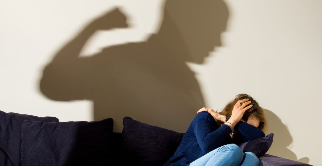 У нас не запрещено подкарауливать в подъезде. Как новый закон защитит от преследования