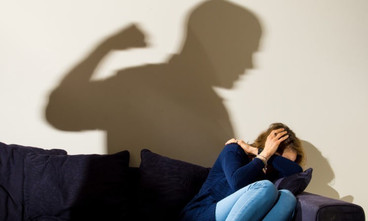 У нас не запрещено подкарауливать в подъезде. Как новый закон защитит от преследования