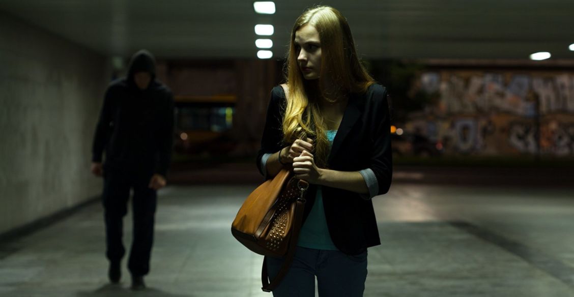 «Совет не носить короткую юбку – бессмысленный». Как отбиваться от агрессора и почему газовый баллончик не поможет