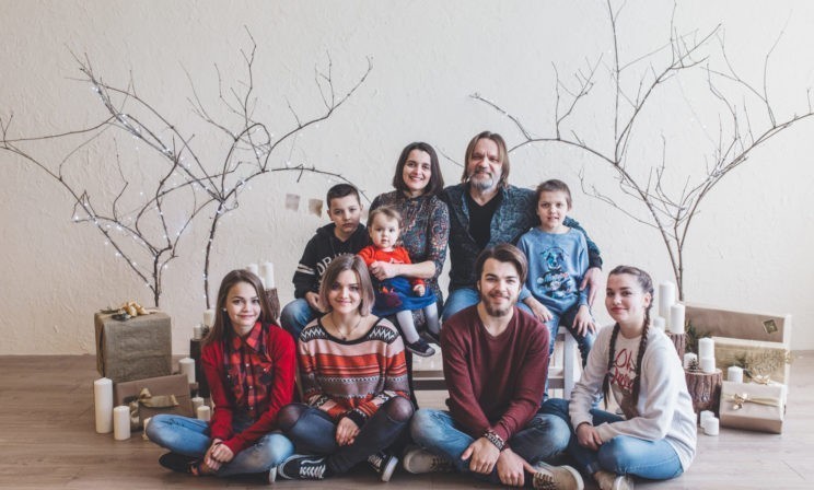 «Сейчас мы пожинаем плоды». Мама, папа, семеро детей и дом мечты