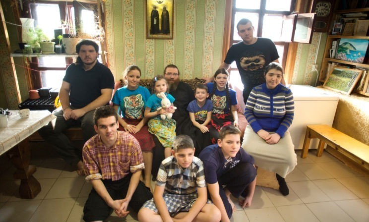 «Когда наша мама еще была с нами...» Как живут священник и его 10 детей после потери