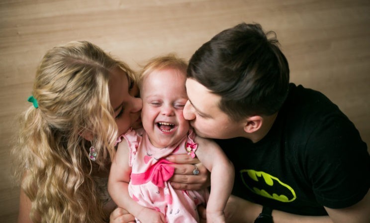 «Я выкину твоего ребенка в окно вместе с кювезом». Мама недоношенной девочки – о воле к жизни и счастье