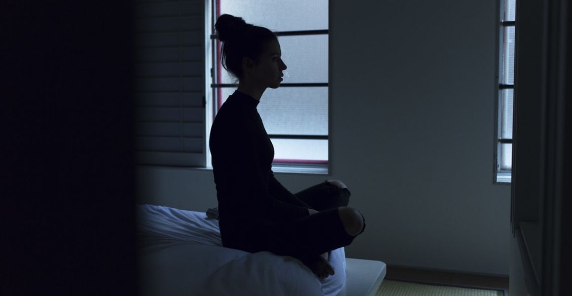 «Все это хорошо, когда есть силы». Почему вокал, бассейн и послушание не помогут при депрессии