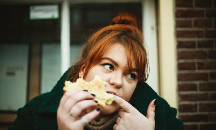 «Через еду – хоть немного радости». Почему мы не худеем