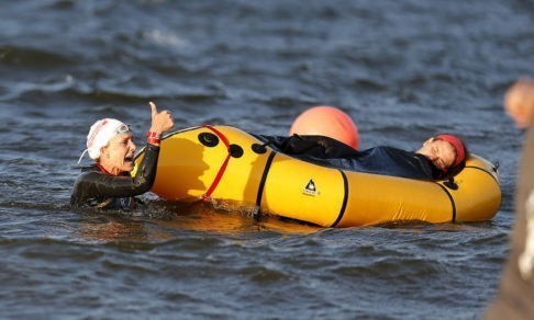 «Мать прикрепила девушку к поплавку и толкала вперед». 54-летняя спортсменка прошла Ironman с парализованной дочерью