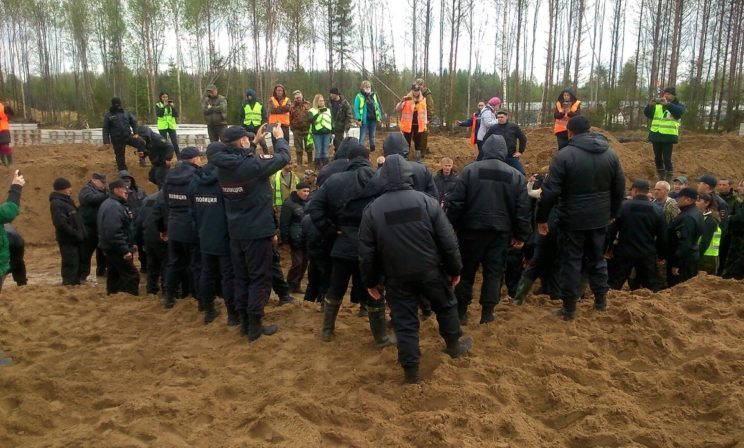 «Мы уже год здесь стоим». Защитники Шиеса – о том, почему они не перестанут мешать стройке мусорного полигона