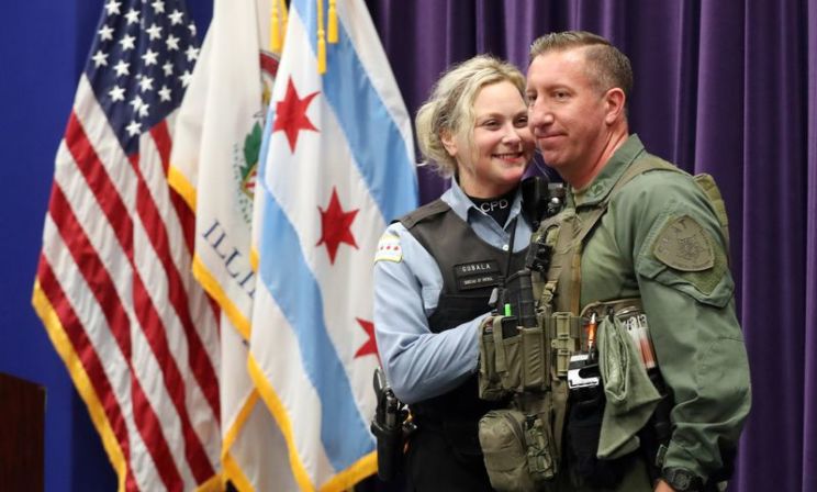 «На финише я услышал крик». Полицейский пробежал марафон, спас незнакомку и попросил руки у своей девушки