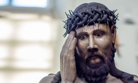 «Бога жалко»: на кого похож Христос в пермских скульптурах. Неканоничные изображения и ангелы в париках