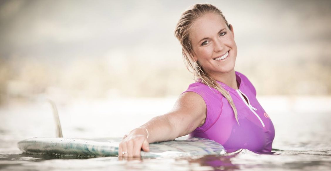 Акула откусила Бетани руку. Ей прочили уход из спорта, а она стала лучшим серфером в США