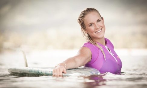 Акула откусила Бетани руку. Ей прочили уход из спорта, а она стала лучшим серфером в США