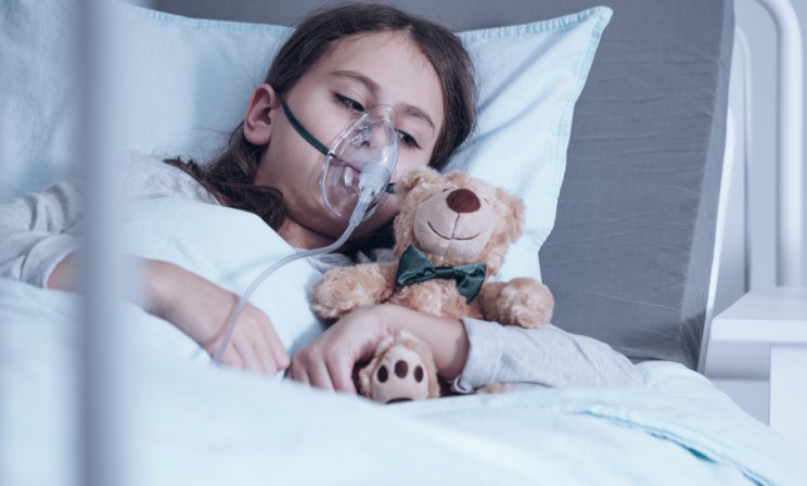 “Рядом с коляской гробик и урна”. Родители детей с муковисцидозом могут лишь орать о беде с лекарствами