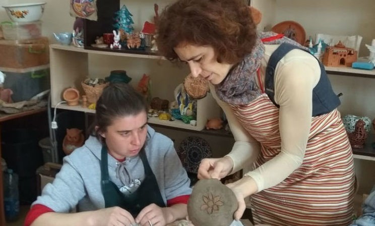 «Я думала, мы только загрунтуем холст». Зачем людям с особенностями заниматься искусством