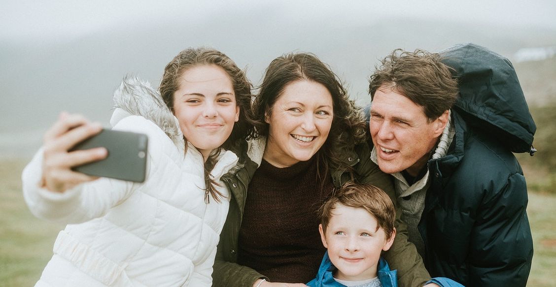«Помогите, моя дочь все время делает селфи». Зачем люди создают идеальную жизнь в Instagram