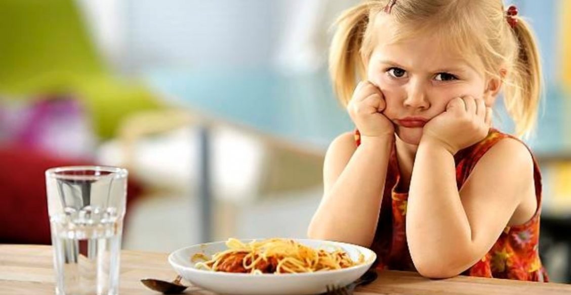Ребенок имеет право не есть. Но вы решаете, что поставить на стол