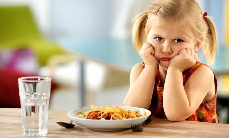 Ребенок имеет право не есть. Но вы решаете, что поставить на стол