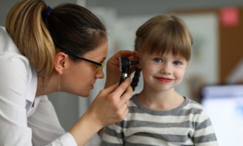 Масло, спирт и компрессы для ушей. Почему бабушкины советы надо забыть