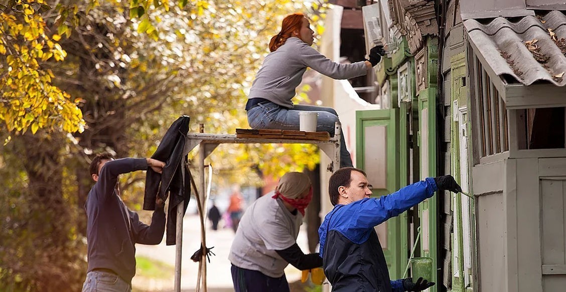 «Российские города потеряли свое лицо». Почему в Иркутске люди выходят красить фасады домов