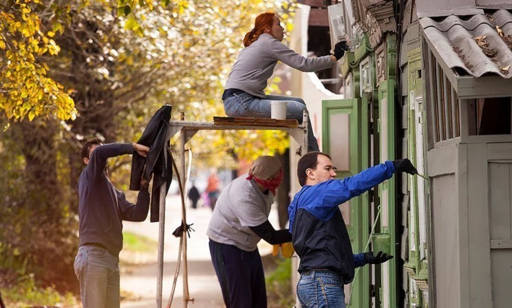 «Российские города потеряли свое лицо». Почему в Иркутске люди выходят красить фасады домов