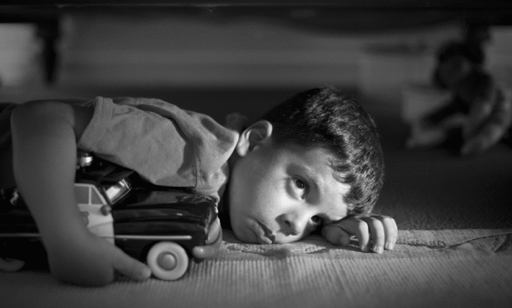 «Папа пьет, а ребенок под столом сидит». Мало кто хочет помогать алкоголикам – но эта помощь нужна не только им