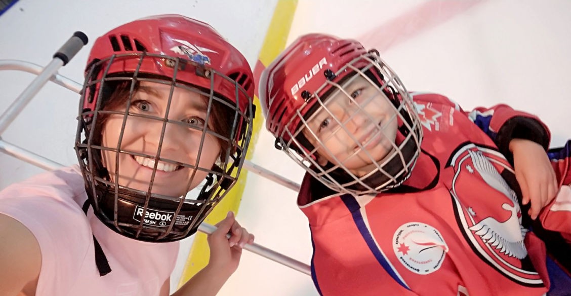 Одно из заданий на тренировке – упасть и ползти. А после игры они снимают амуницию и идут на костылях до гостиницы