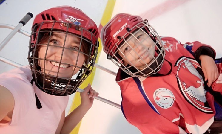 Одно из заданий на тренировке – упасть и ползти. А после игры они снимают амуницию и идут на костылях до гостиницы